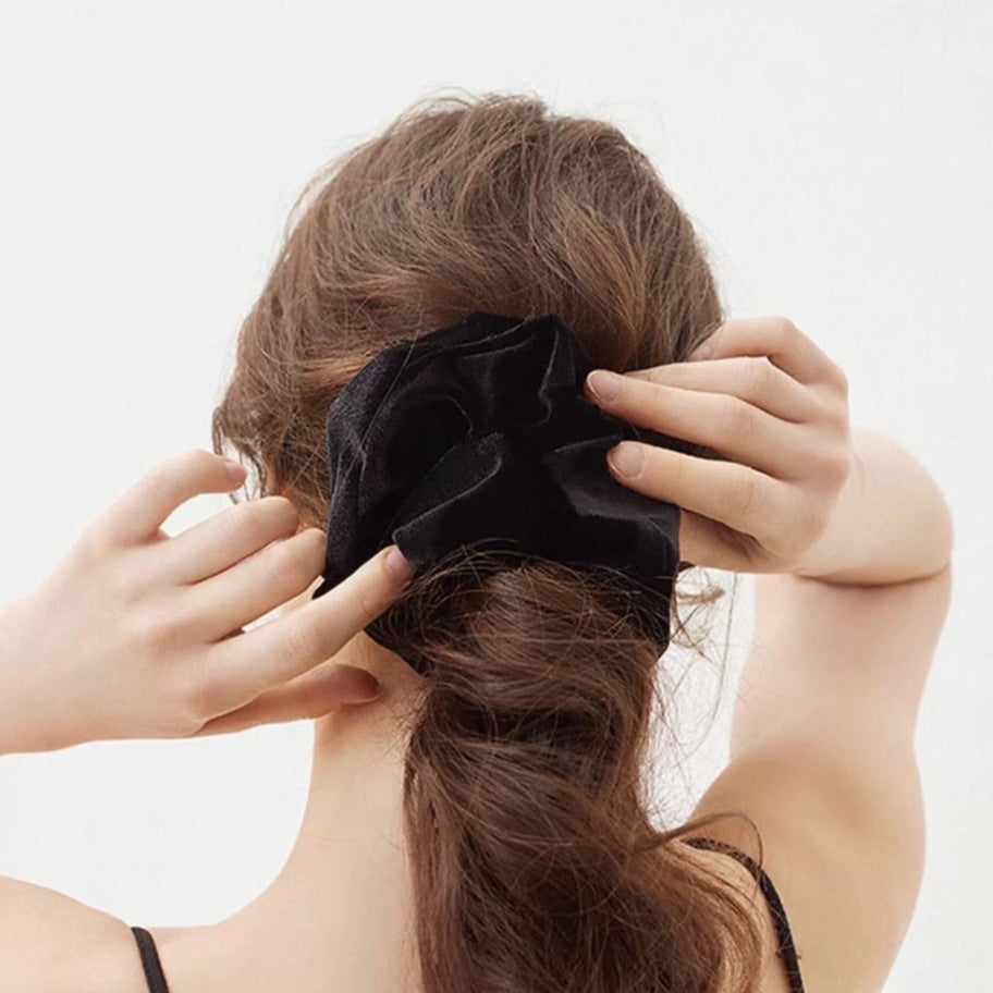 BLACK SCRUNCHIE