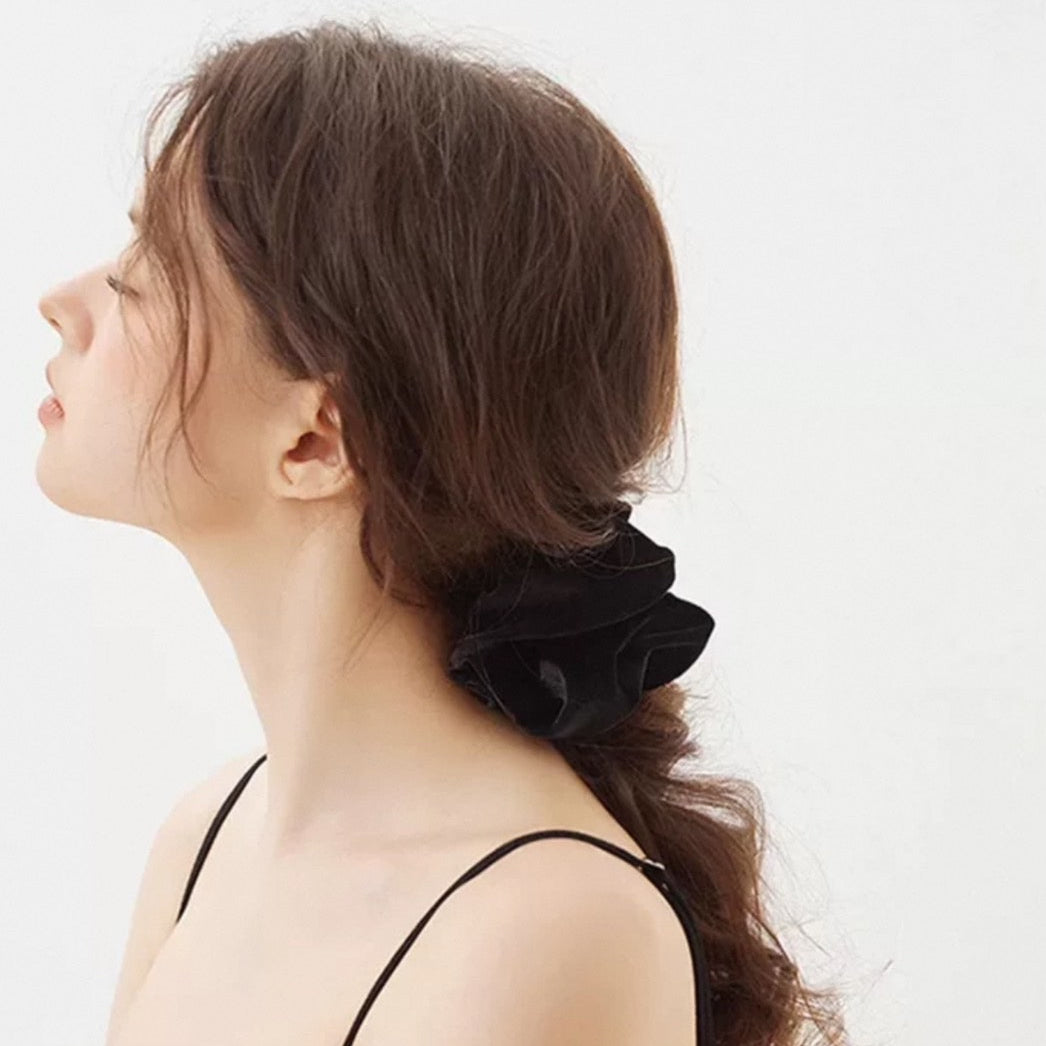 BLACK SCRUNCHIE