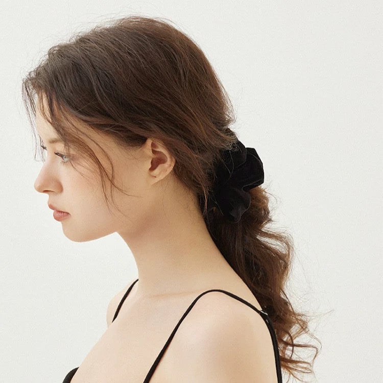 BLACK SCRUNCHIE