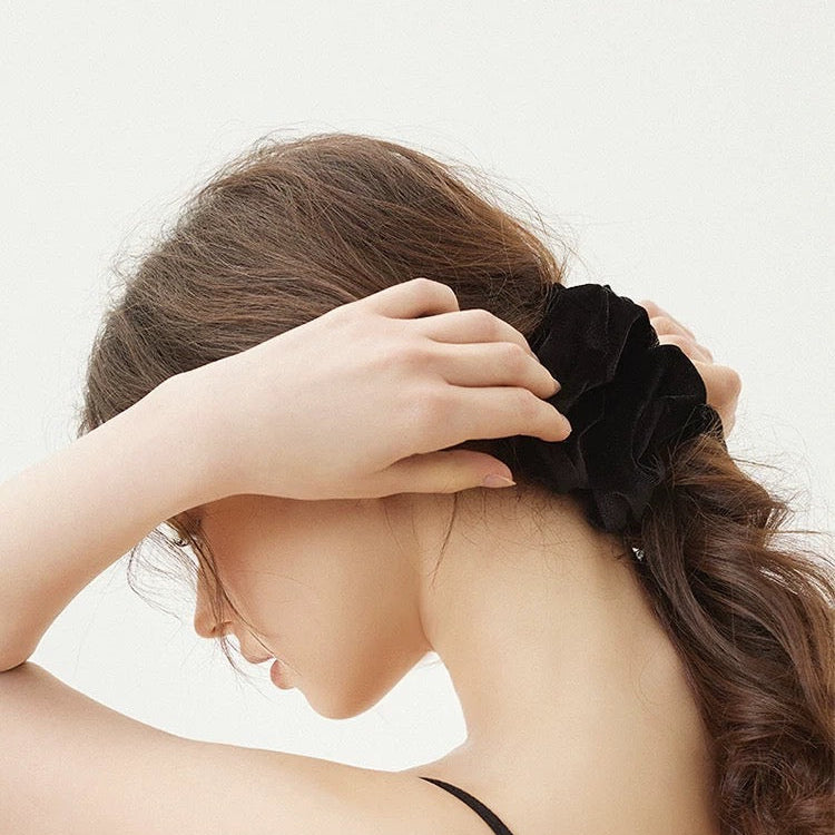 BLACK SCRUNCHIE