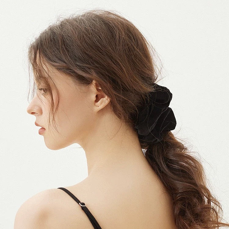 BLACK SCRUNCHIE