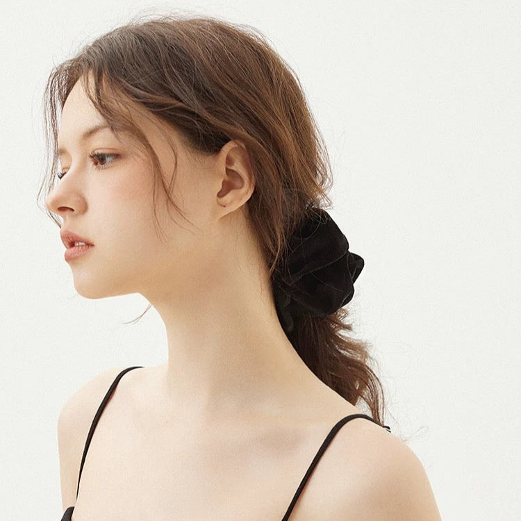 BLACK SCRUNCHIE