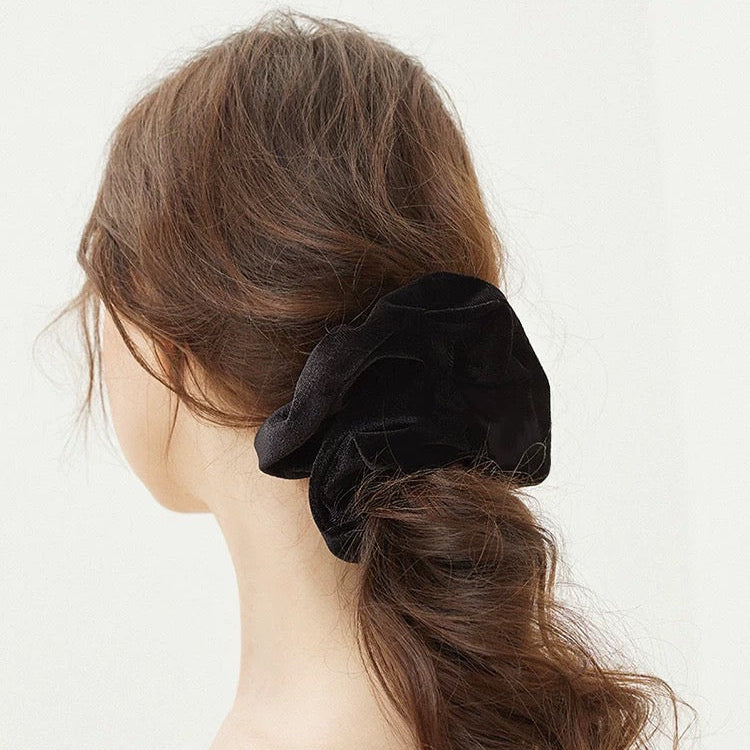 BLACK SCRUNCHIE