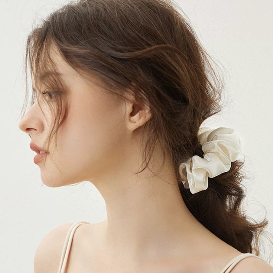 WHITE SCRUNCHIE