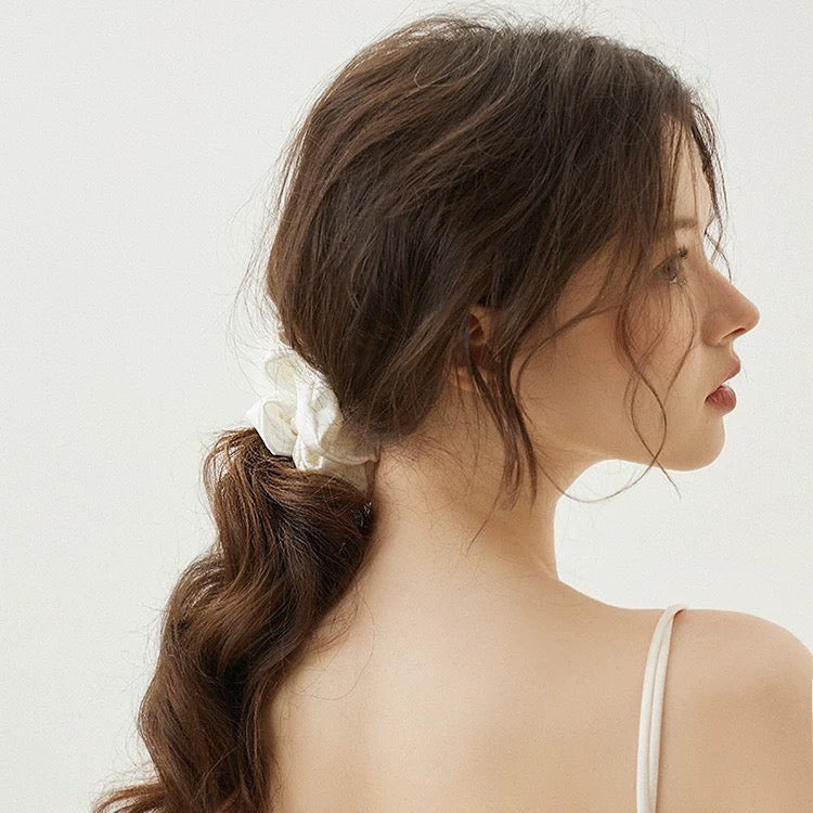 WHITE SCRUNCHIE