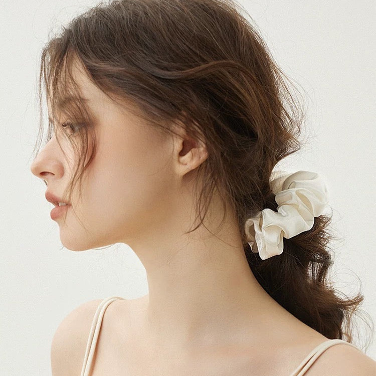 WHITE SCRUNCHIE
