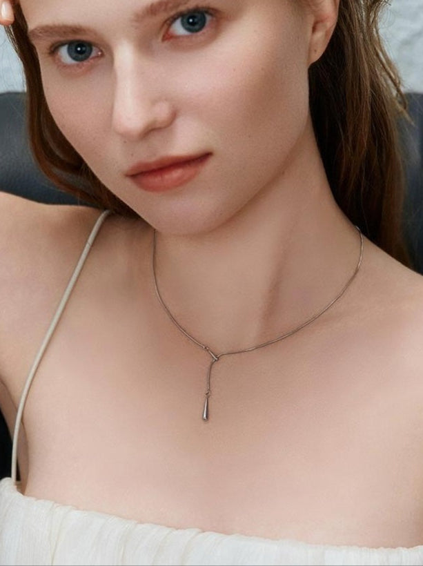 SILVER WILLOW WATER DORP NECKLASE