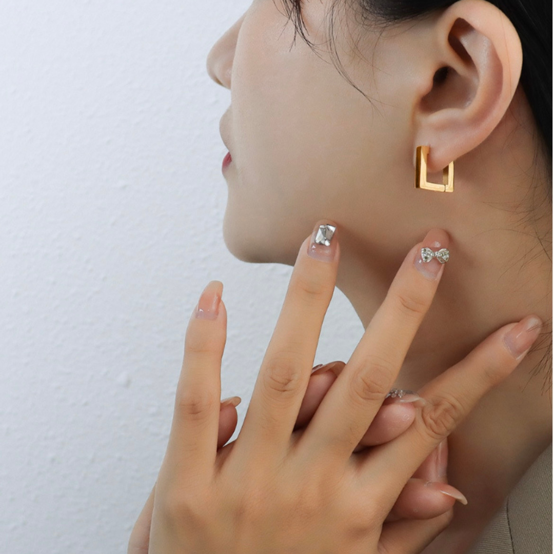 ELE GOLD SQUARE PIERCE