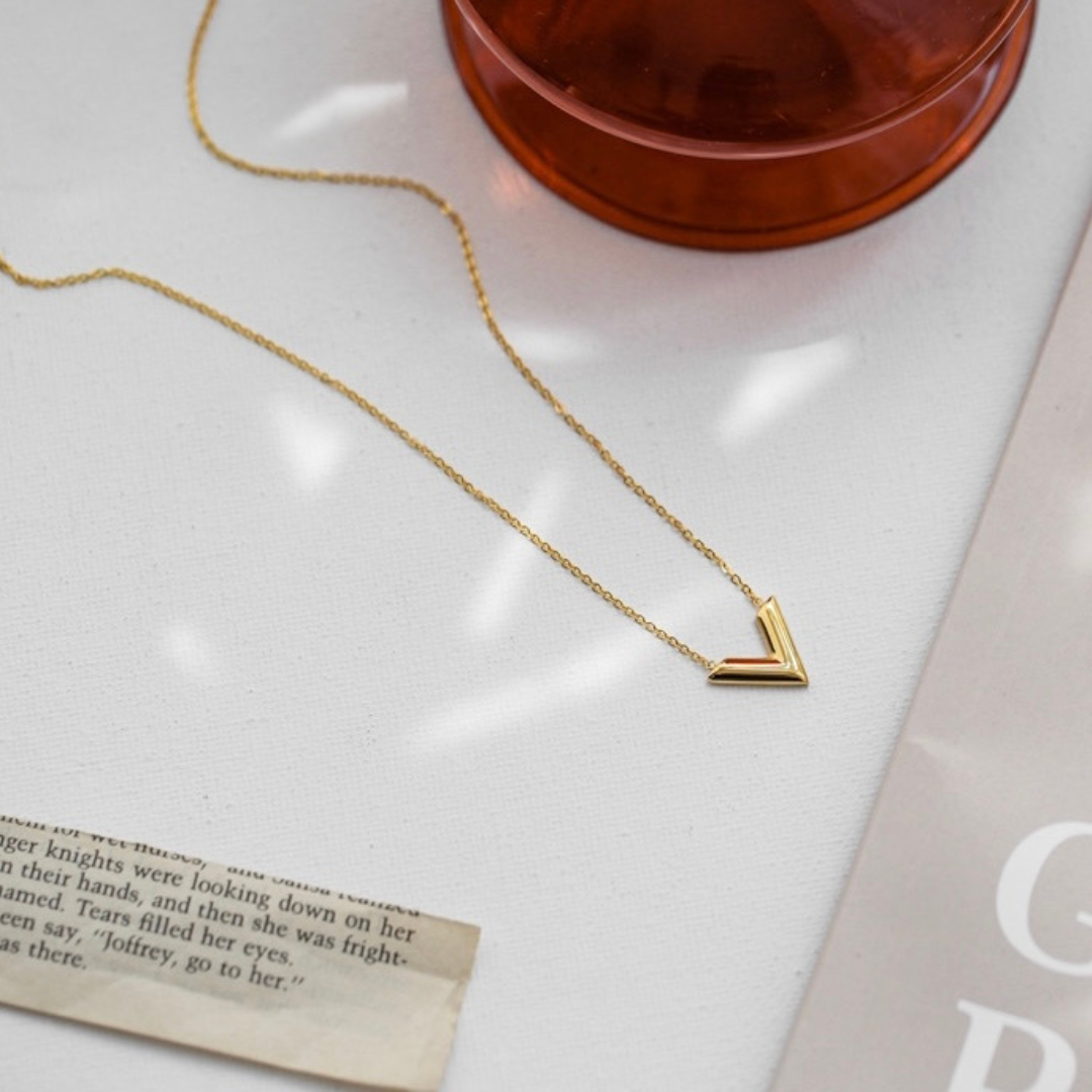 V MOTIF NECKLACE