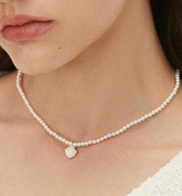 ELEGANT PEARL SHELL NECKLACE