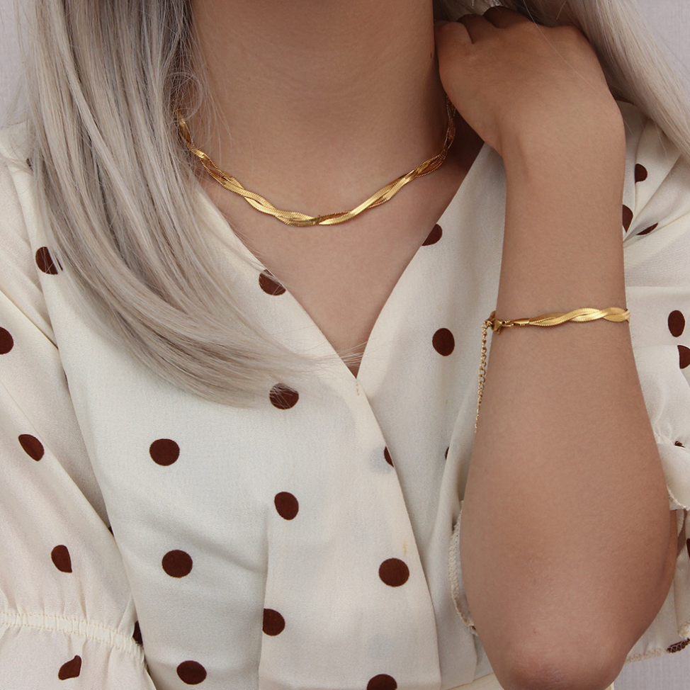 GOLD TWIST NECKLACE