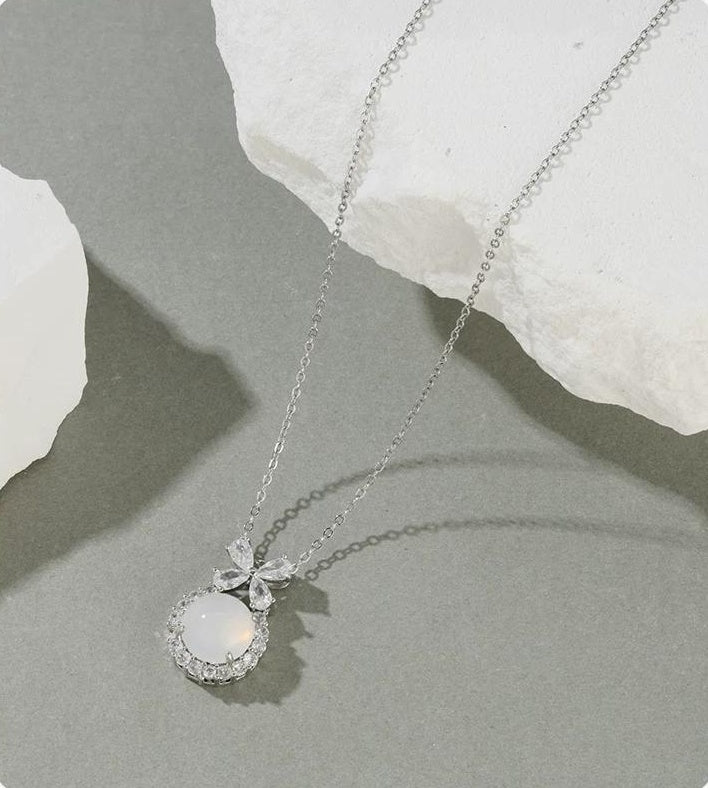CRYSTAL FOUR LEAF CLOVER NECKLACE