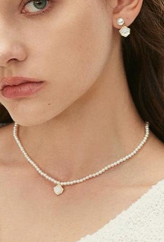 ELEGANT PEARL SHELL NECKLACE