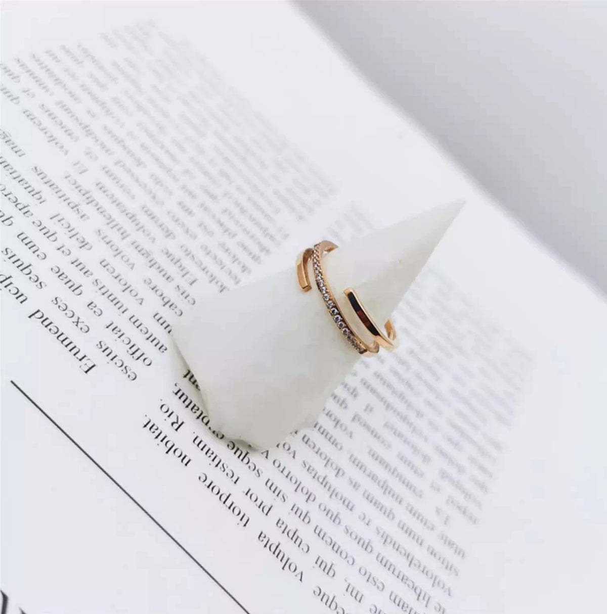 18K GOLD DOUBLE-LOOP RING
