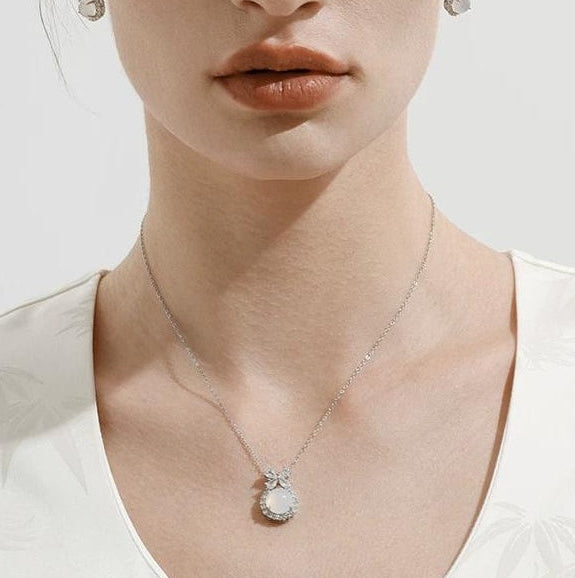 CRYSTAL FOUR LEAF CLOVER NECKLACE