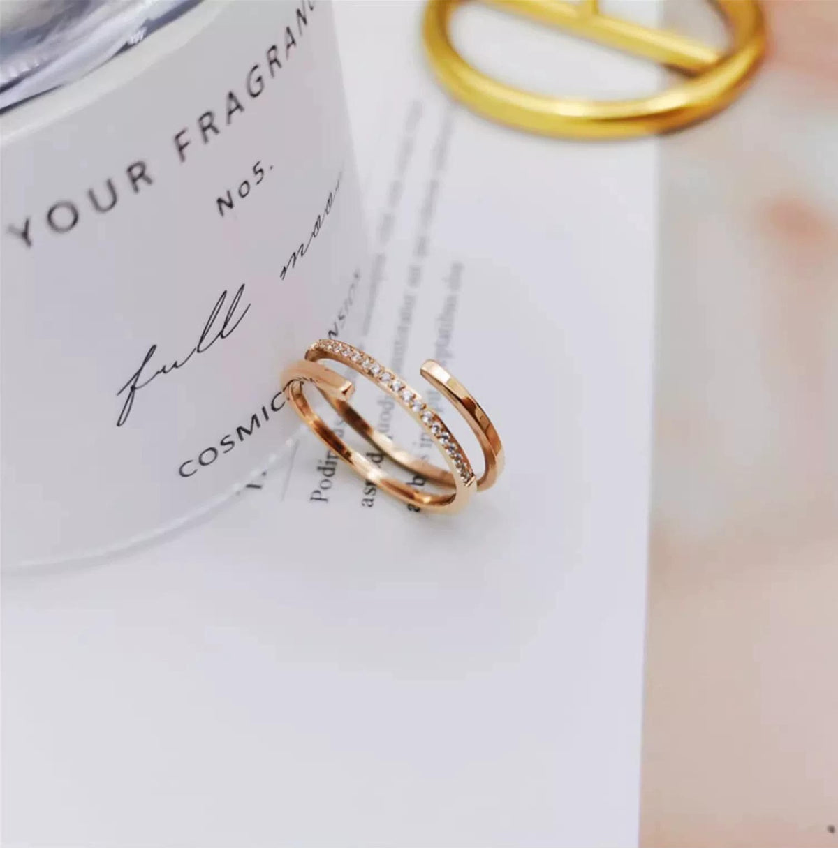 18K GOLD DOUBLE-LOOP RING