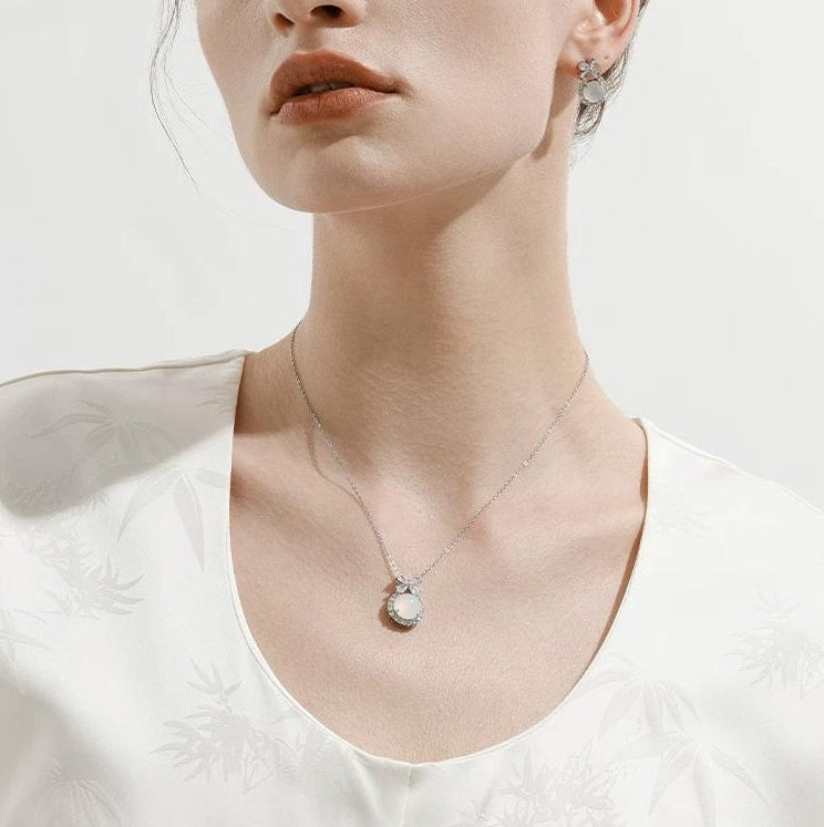 CRYSTAL FOUR LEAF CLOVER NECKLACE