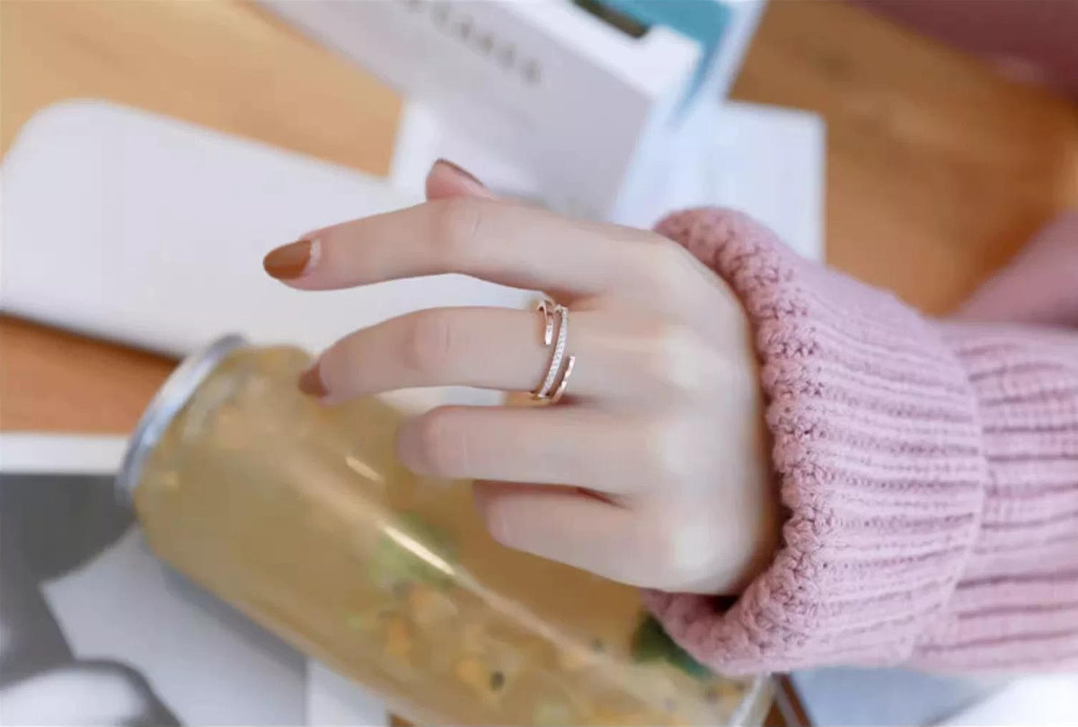 18K GOLD DOUBLE-LOOP RING
