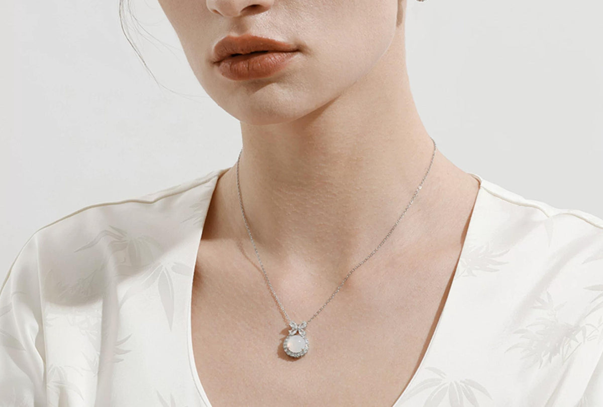 CRYSTAL FOUR LEAF CLOVER NECKLACE