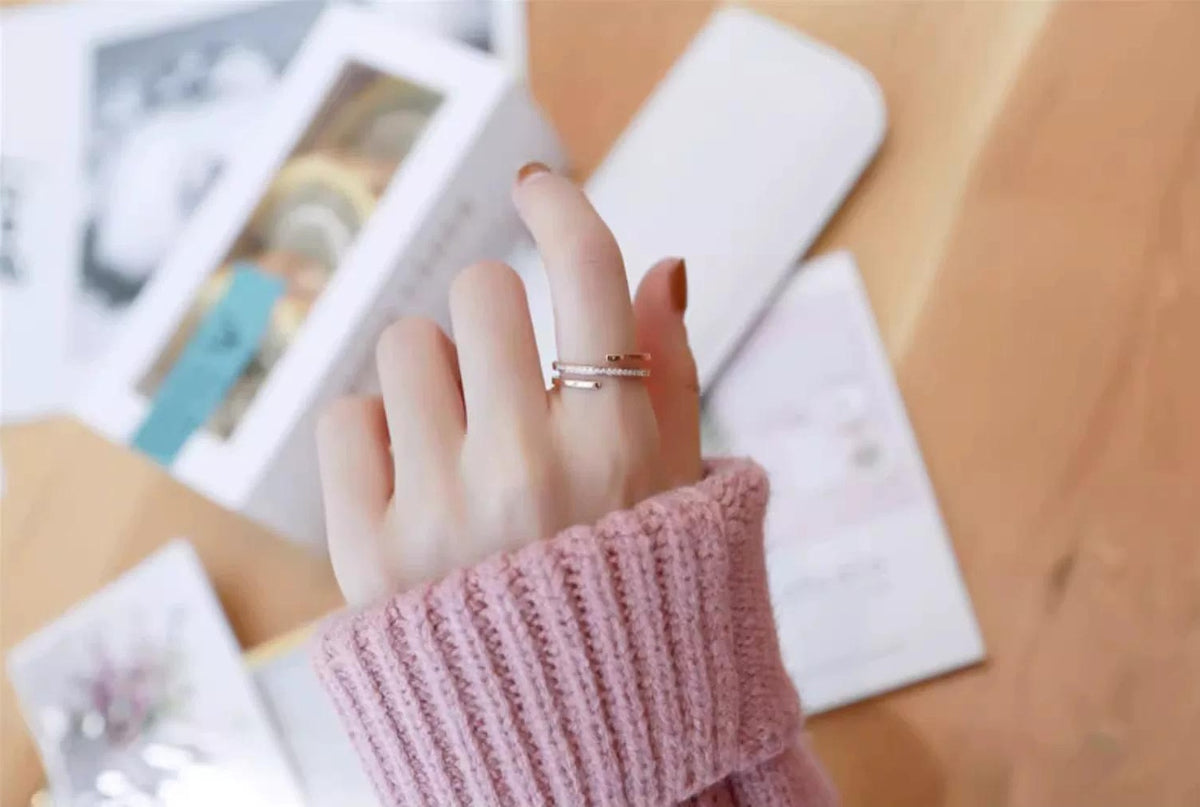 18K GOLD DOUBLE-LOOP RING