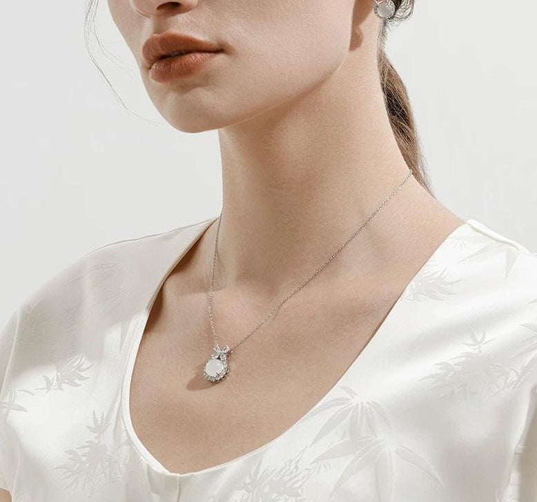 CRYSTAL FOUR LEAF CLOVER NECKLACE