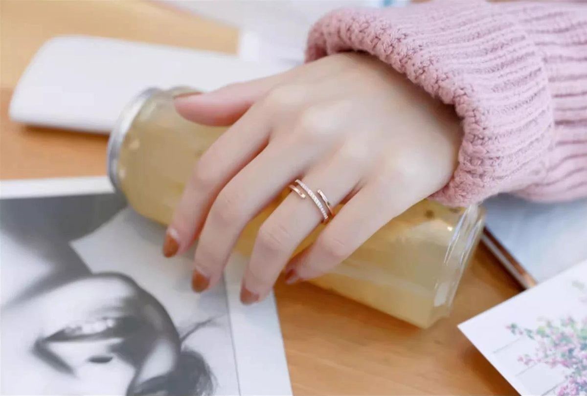 18K GOLD DOUBLE-LOOP RING