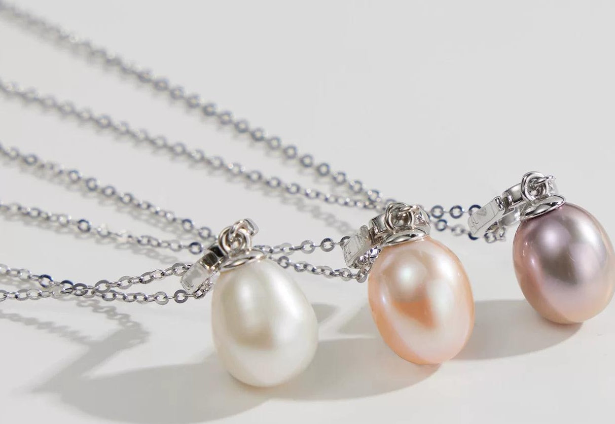MINIMALIST PEARL PENDANT NECKLACE