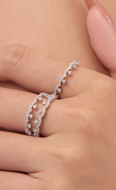 LUXURY SILVER ZIRCONIA RING