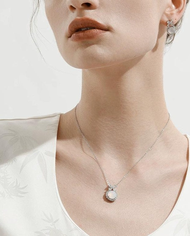 CRYSTAL FOUR LEAF CLOVER NECKLACE