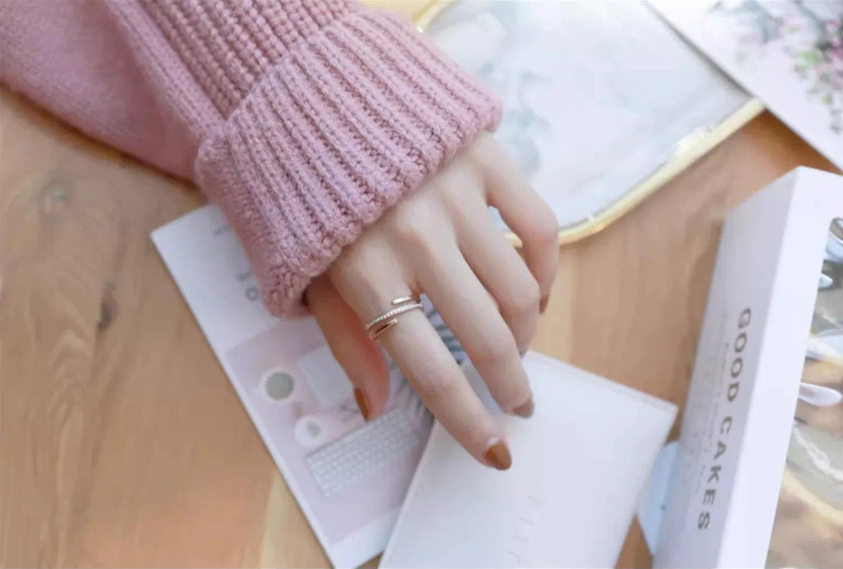 18K GOLD DOUBLE-LOOP RING