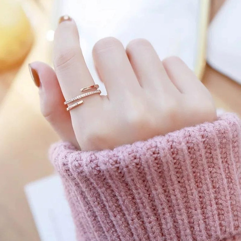 18K GOLD DOUBLE-LOOP RING