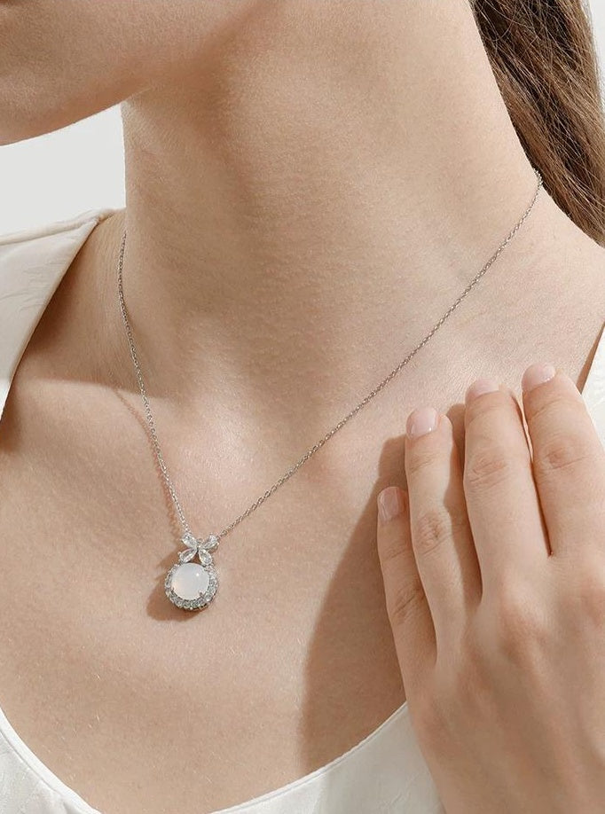 CRYSTAL FOUR LEAF CLOVER NECKLACE