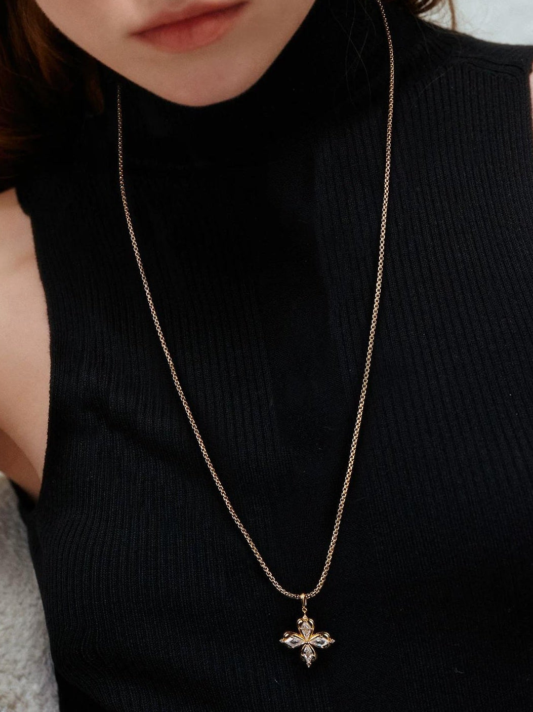 GOLD CLOVER NECKLACE SWEATER CHAIN