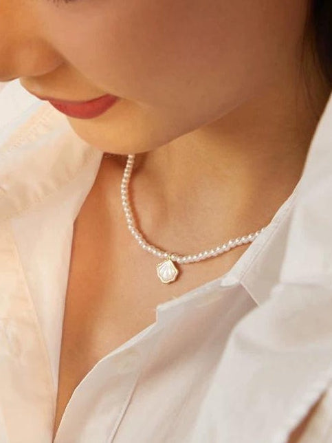 ELEGANT PEARL SHELL NECKLACE