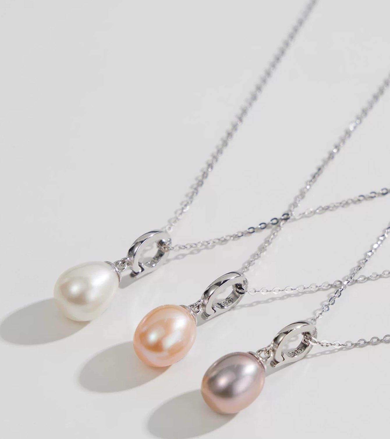 MINIMALIST PEARL PENDANT NECKLACE
