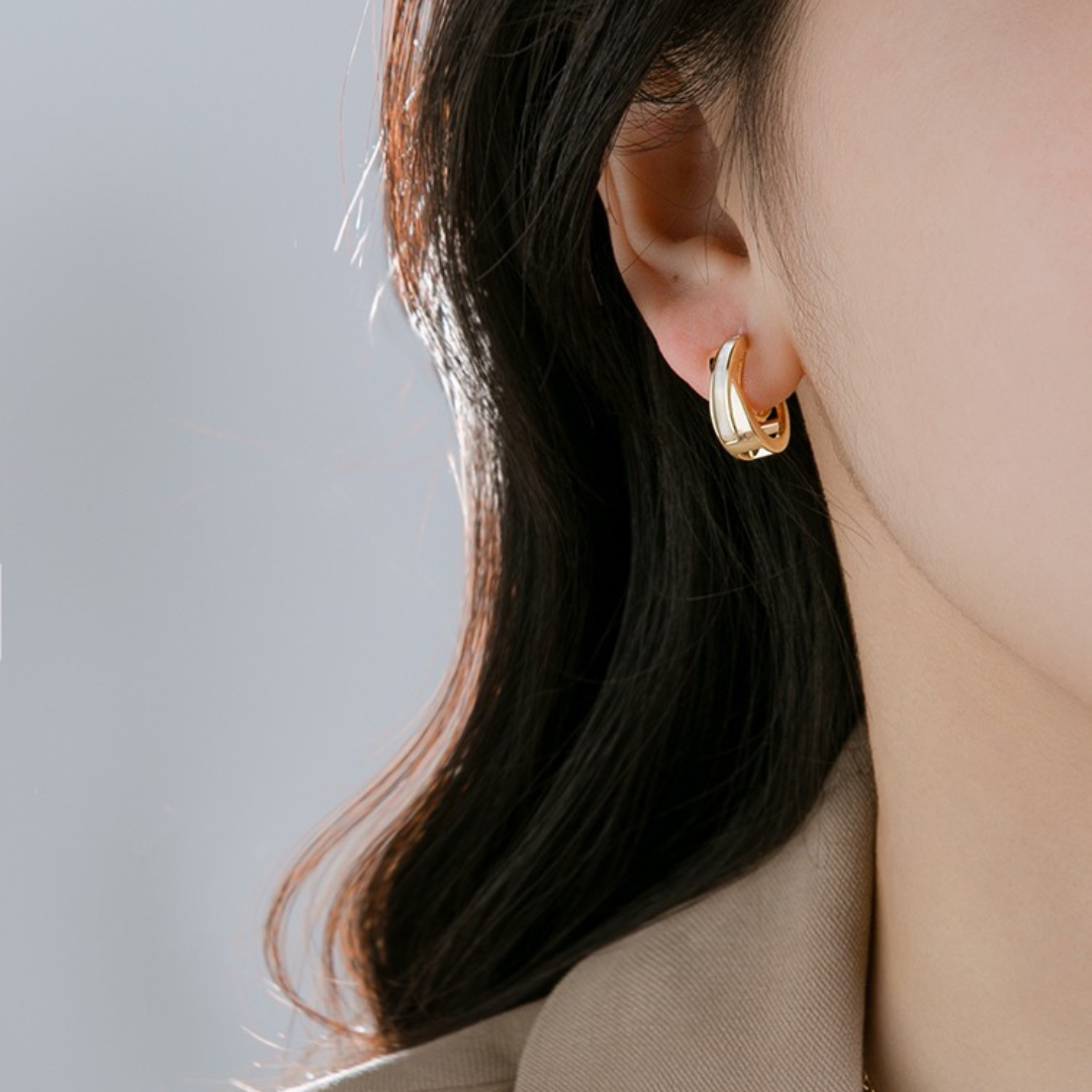 WHITE LAYER EARRING
