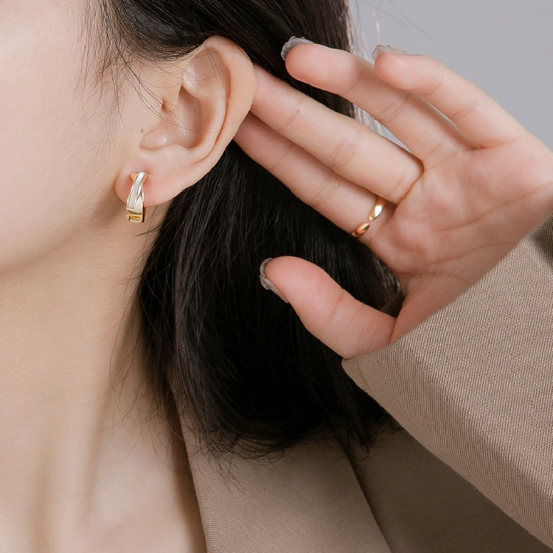 WHITE LAYER EARRING